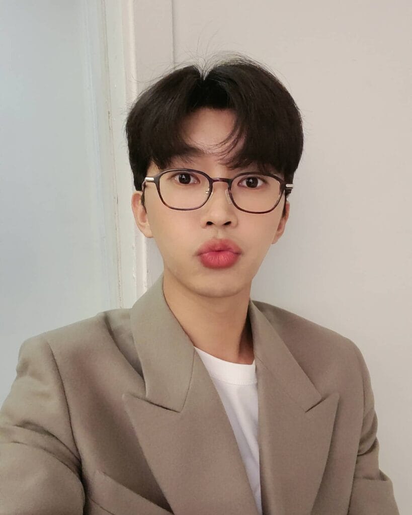 임영웅, 감성 돌풍으로 차트 정상!